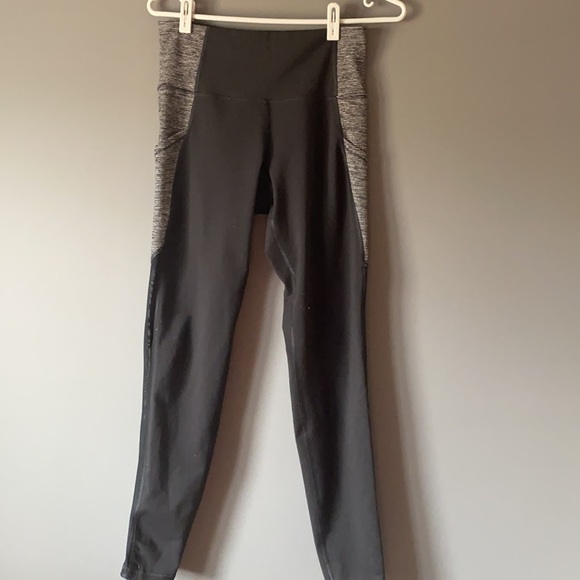 Old navy Active High Rise Leggings with Pockets - Picture 2 of 9